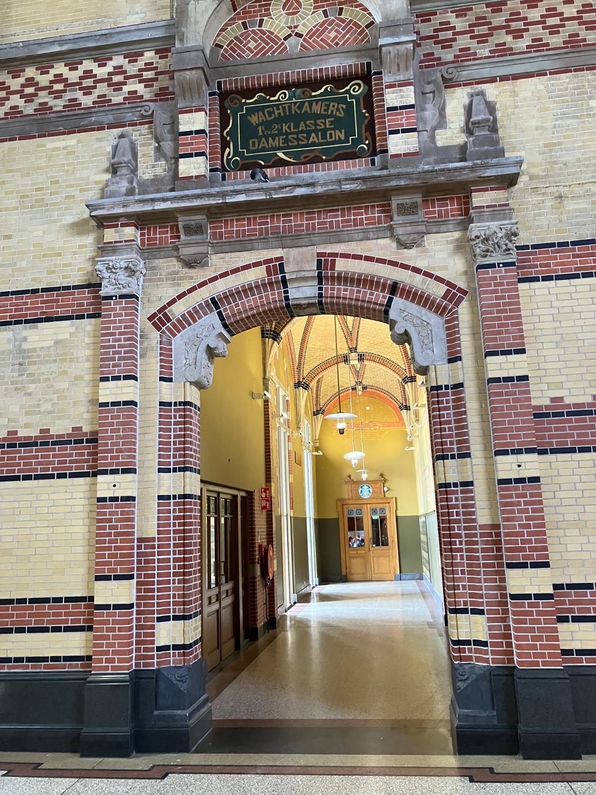 Foto 4 bij artikel "Aandachtspunten voor de blindengeleidelijnen in hoofdstation Groningen".