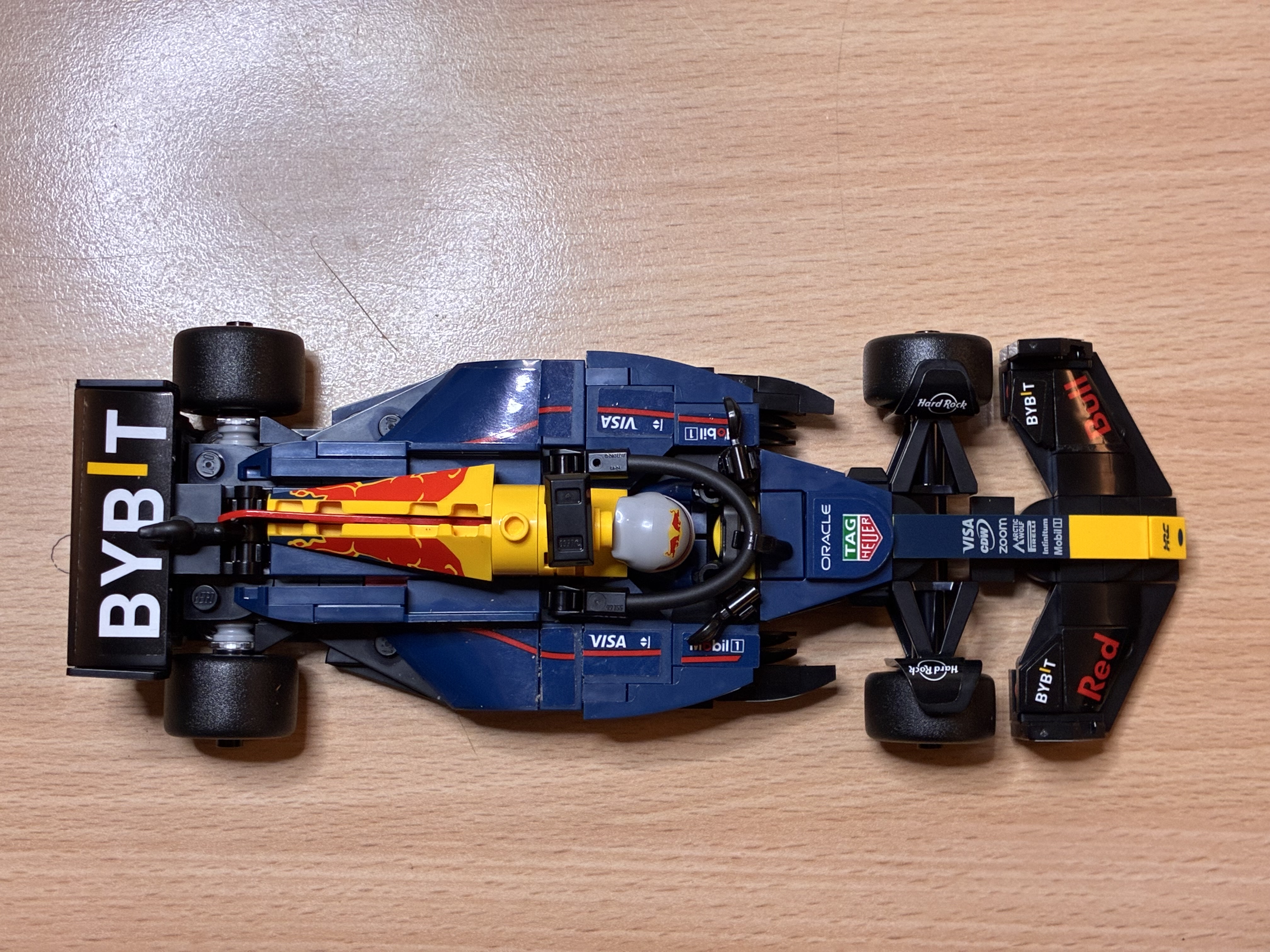 Foto 2 bij artikel "LEGO Bouwpakket: Formule 1 auto Red Bull Racing".